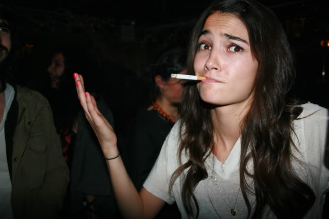 Lily Aldridge raucht einer Zigarette (oder Cannabis)
